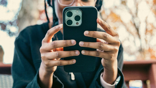 young woman using the iphone 16 pro max aramid fiber case