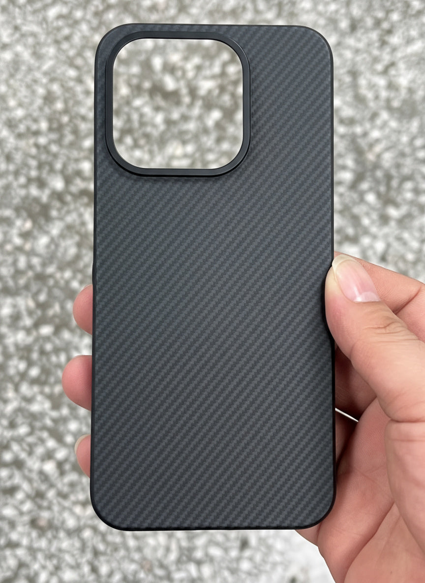 a hand holding oneplus 15 case