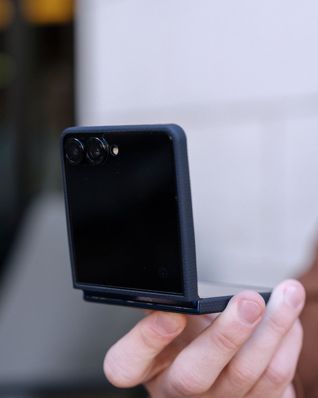 showing the side of galaxy z flip 7 case 
